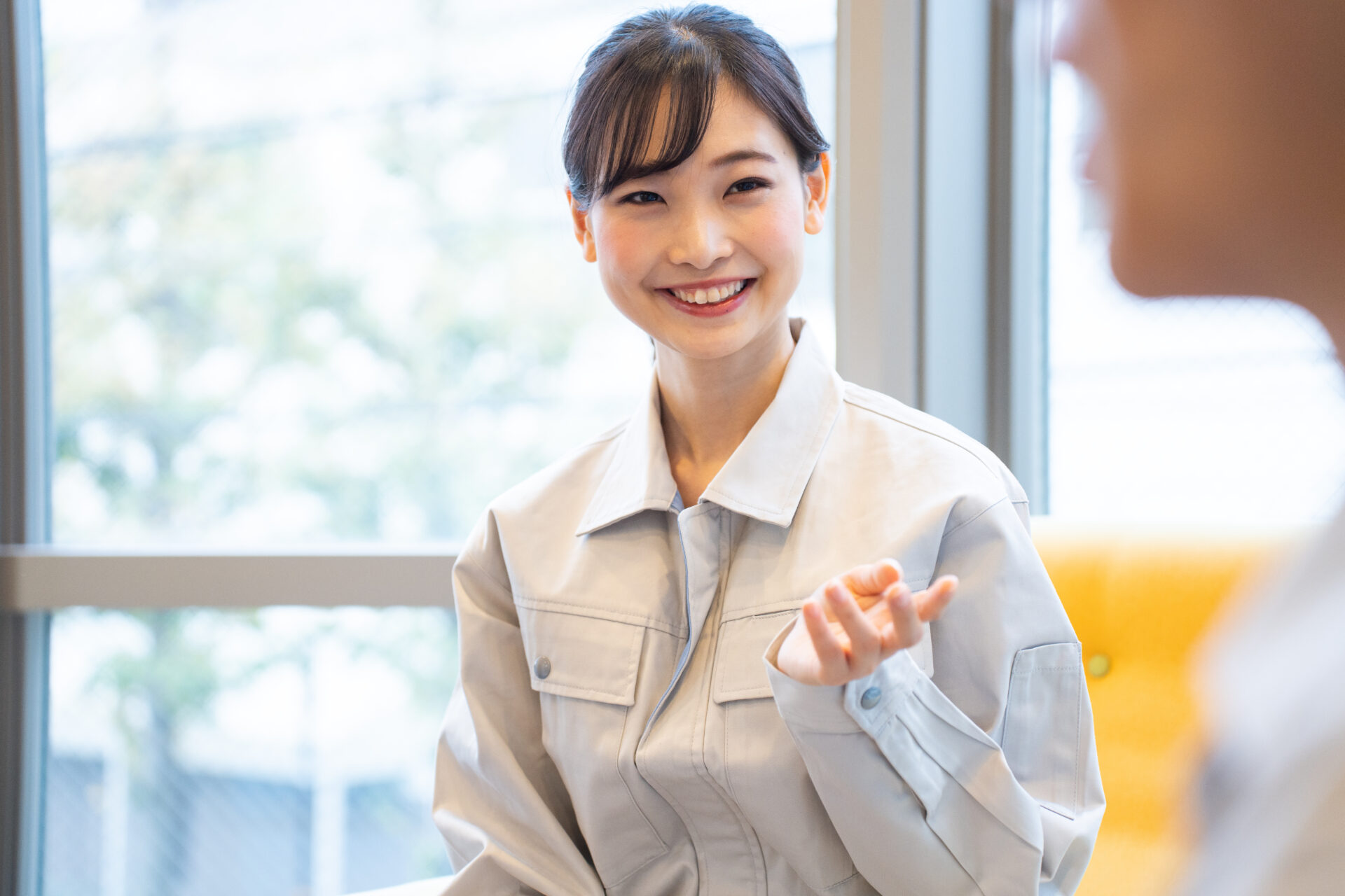 話をする作業着を着た日本人女性